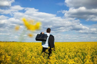 Evrak çantalı başarılı bir iş adamı Sahada Dörtnala Dans Ediyor. 