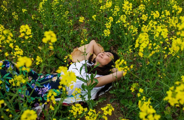 Joven Hermosa Asiática Mujer Sentado Flor Campo —  Fotos de Stock