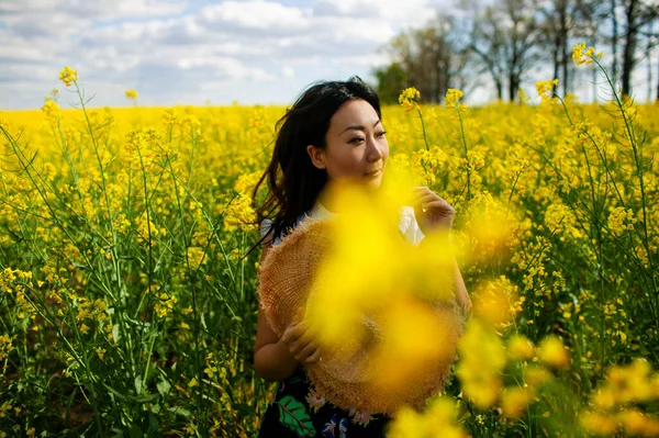 Yaban Çiçekleri Tarlasında Dönen Asyalı Kadın — Stok fotoğraf