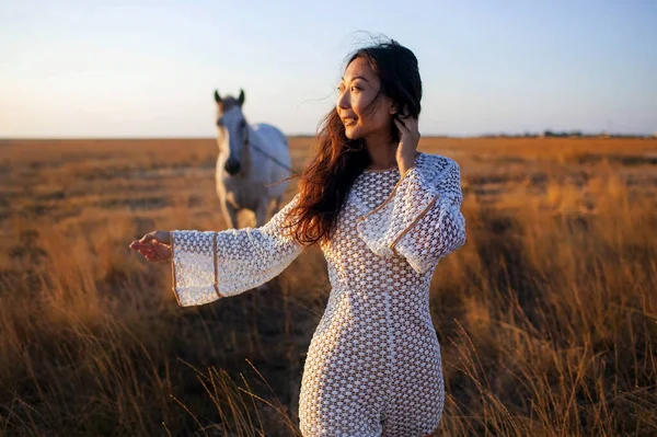 美丽的亚洲妇女在农村田里爱抚马 — 图库照片