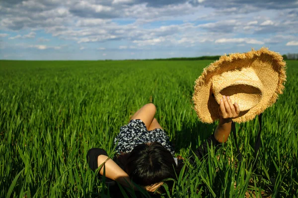 Młoda Azjatka Leżąca Trawie — Zdjęcie stockowe