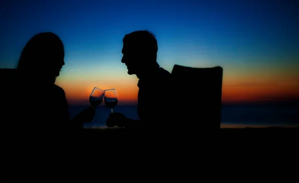 Silhuetas Jovem Casal Perto Mar Desfrutando Pôr Sol Com Vinho — Fotografia de Stock