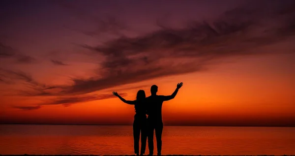 Silhouetten Eines Jungen Paares Der Nähe Des Meeres Und Genießen — Stockfoto