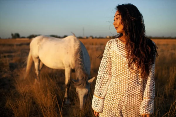 Asiática Mujer Blanco Caminando Caballo Rural Campo —  Fotos de Stock