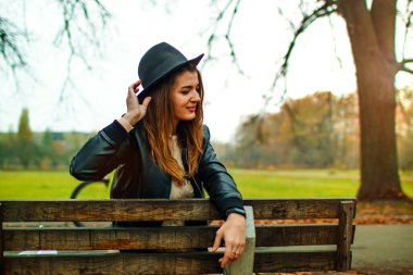 Güzel Kadın Günbatımında Ormanda Sonbaharın tadını çıkarıyor.