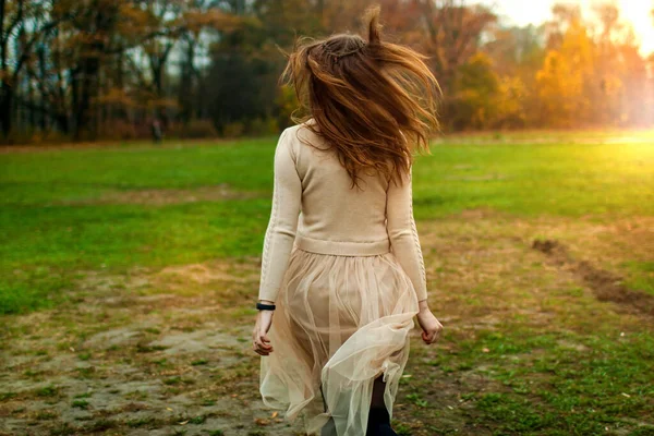 Carino Donna Felice Con Capelli Lunghi Nella Foresta Autunno Stagione — Foto Stock