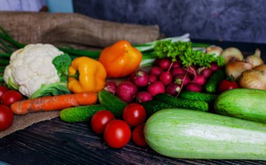 Masada taze organik sebzeler var. Sağlıklı yiyecekler. Tahta bir arka planda taze sebzeler.