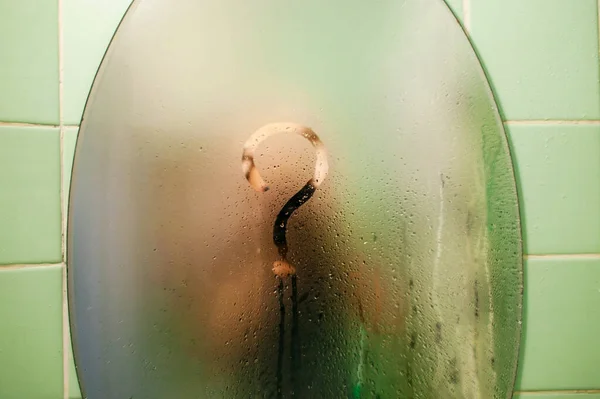 Damlacıklarıyla Sisli Aynada Soru Işareti Işareti — Stok fotoğraf