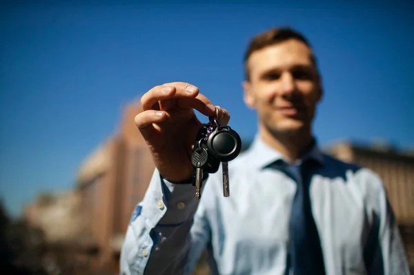 Egy Férfi Kezében Tartja Egy Autó Kulcsait — Stock Fotó