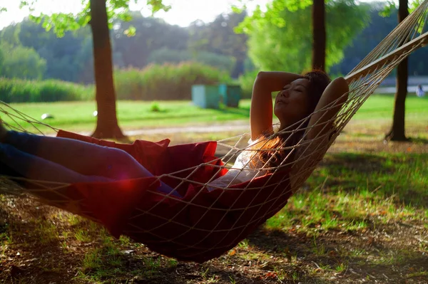 Jong Aziatische Vrouw Liggend Hangmat Genieten Het Bos — Stockfoto