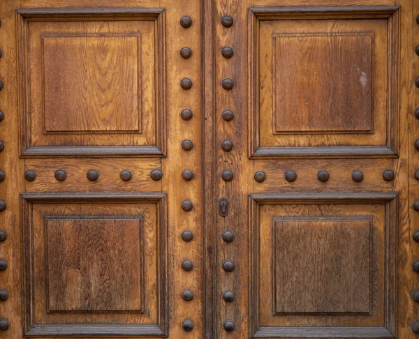 ヴィンテージの背景 古い彫刻された木製のドアの要素 — ストック写真