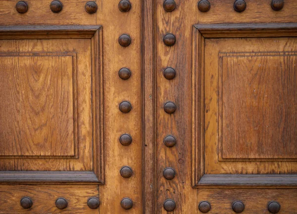 ヴィンテージの背景 古い彫刻された木製のドアの要素 ストック画像