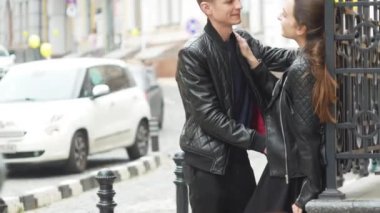 Genç ve çekici bir çiftin portresi. Şehirde birbirlerine sarılıyorlar.