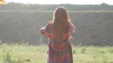 Sonbahar Yapraklarını Havaya Atan Genç Asyalı Kadın, Yavaş Hareket