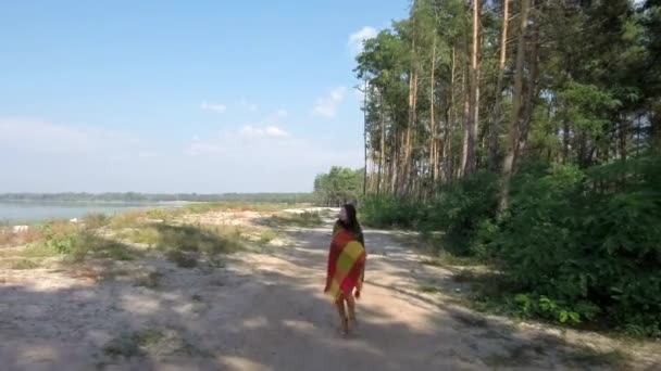Gün Batımında Gölün Ormanın Kenarında Yürüyen Genç Bir Kadının Robot — Stok video