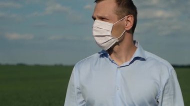 Adam tıbbi koruyucu maskeyi çıkardı. Coronavirus Pandemik Karantina Konsepti