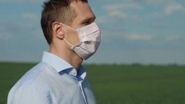 Adam tıbbi koruyucu maskeyi çıkardı. Coronavirus Pandemik Karantina Konsepti