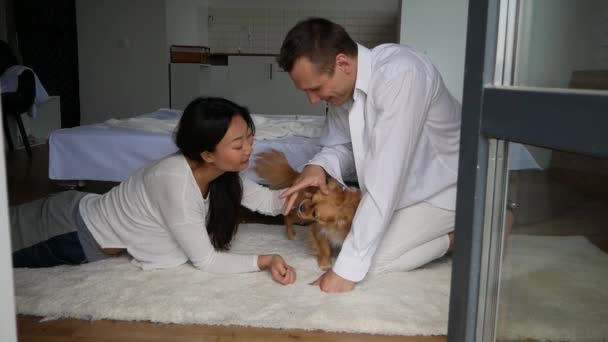 Porträt Eines Glücklichen Paares Das Hause Mit Geliebtem Hund Auf — Stockvideo