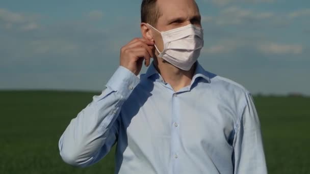 Ember Leveszi Orvosi Védőmaszkot Coronavirus Pandémiás Karantén Koncepció — Stock videók