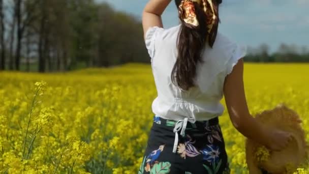 Jong Aziatische Vrouw Bloemenveld Genieten Natuur — Stockvideo