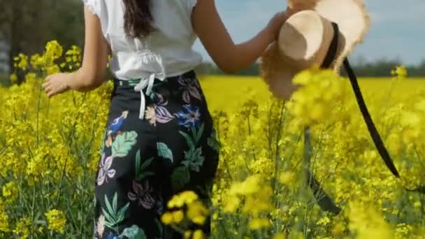 Jeune Femme Asiatique Dans Champ Fleurs Profiter Nature — Video