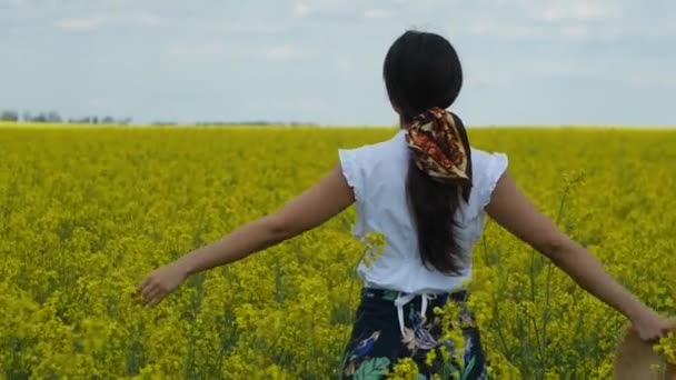 Genç Asyalı Kadın Çiçek Tarlasında Doğanın Tadını Çıkarıyor — Stok video