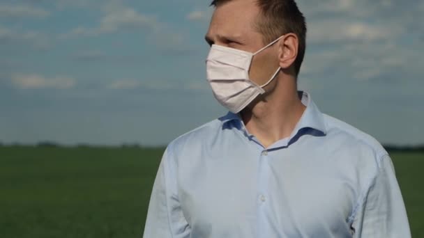 Άνθρωπος Βγάζει Την Προστατευτική Μάσκα Ιός Της Πανδημίας Της Καραντίνης — Αρχείο Βίντεο