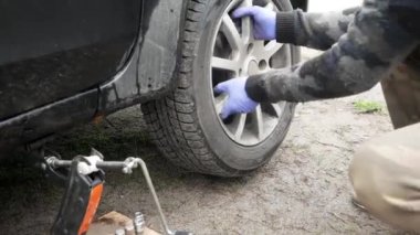 Güneşli bir günde yol değiştiren bir adam.