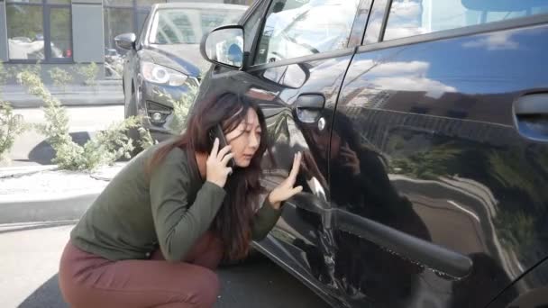 Menina Teve Acidente Carro Fala Telefone Seguro — Vídeo de Stock