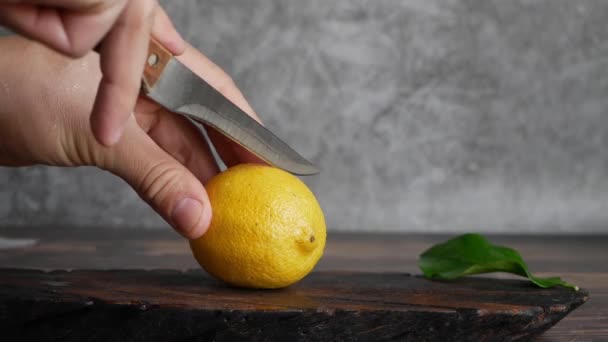 Mužské Ruce Řezat Lemon Lobules Wooden Board — Stock video