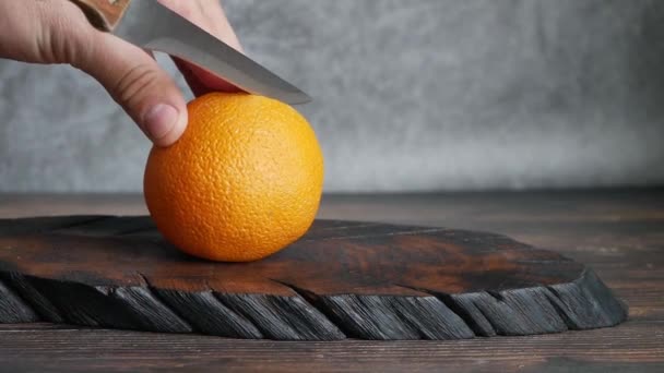 Nůž Oranžový Talíři Dřevěné Desce — Stock video