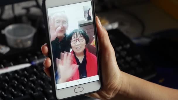 Жінка Азії Під Час Відео Батьками Похилого Віку Під Час — стокове відео