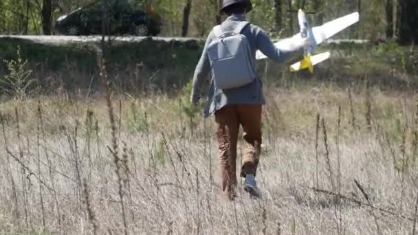 Flugzeugmodellbauer Bringt Seine Eigenen Ferngesteuerten Modellsegler Auf Den Markt — Stockvideo