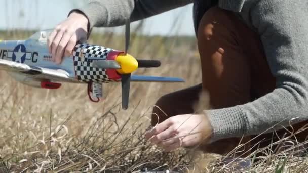 Flugzeugmodellbauer Bringt Seine Eigenen Ferngesteuerten Modellsegler Auf Den Markt — Stockvideo