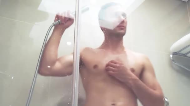Mann Unter Der Dusche Wäscht Haare Nur Mit Den Händen — Stockvideo