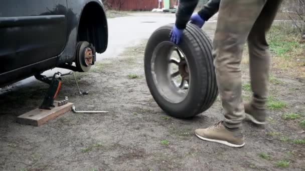 Guy Changing Ein Car Wheel Auf Road Sunny Day — Stockvideo