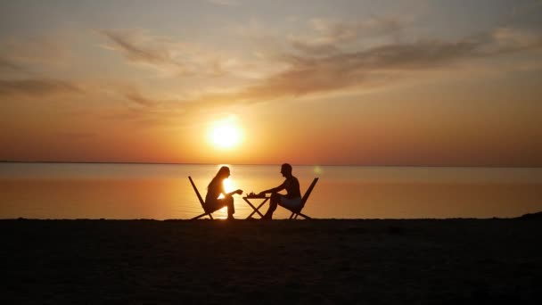 浪漫的情侣在海边的夕阳西下 两个相爱的人 — 图库视频影像