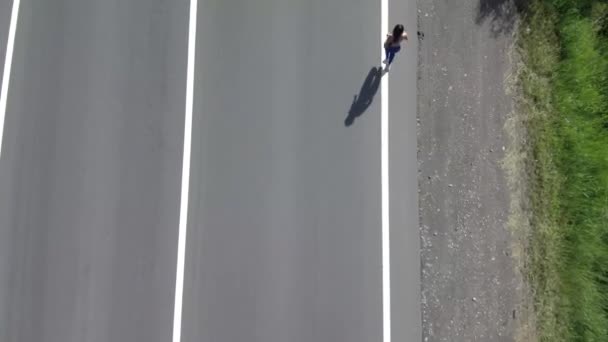 从空中俯瞰一名慢跑者在路上奔跑 — 图库视频影像