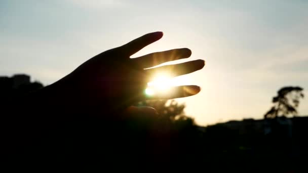 太阳落山时 人类用手触摸阳光 — 图库视频影像