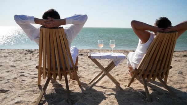 Çkili Yaşlı Çift Yaz Tatillerinde Deniz Manzarasının Tadını Çıkarıyor — Stok video