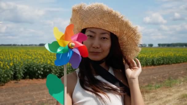 Krásná Šťastná Asijská Žena Portrét Úsměv Slunečnicovém Poli Větrníkem Pomalý — Stock video