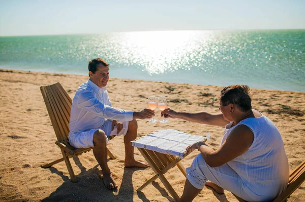 Vooraanzicht Van Senior Vrouw Liggend Gras Het Voorjaar Bij Zonsondergang — Stockfoto