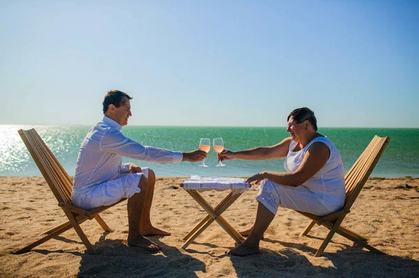 Vooraanzicht Van Senior Vrouw Liggend Gras Het Voorjaar Bij Zonsondergang — Stockfoto