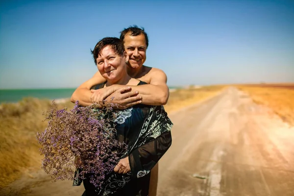 Αγαπώντας Συνταξιούχος Ζευγάρι Αγκαλιάζει Στέκεται Από Την Ακτή Στην Παραλία — Φωτογραφία Αρχείου
