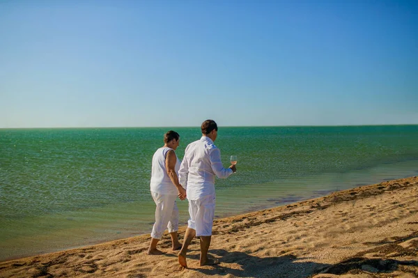 Feliz Casal Sênior Olhando Para Mar Uma Praia Tropical — Fotografia de Stock