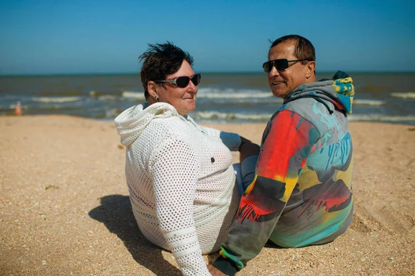 Casal Sênior Feliz Sentado Praia Relaxante — Fotografia de Stock