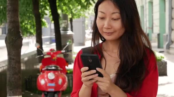 Hermosa Joven Estudiante Asiática Usando Teléfono Inteligente Una Calle Ciudad — Vídeo de stock