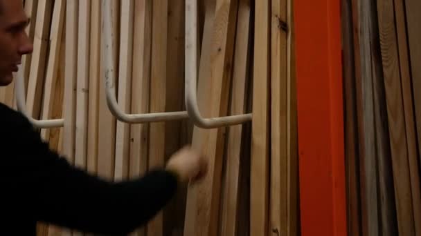 Mannelijke Klant Ijzerwinkel Staan Buurt Van Plank Van Houten Ambachten — Stockvideo