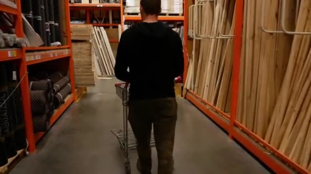 Hırdavatçıda Erkek Müşteri Ahşap Sanatlarının Rafında Bekliyor — Stok video