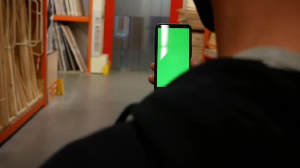 Téléphone Utilisation Stand Homme Avec Écran Vert Dans Magasin Matériel — Video